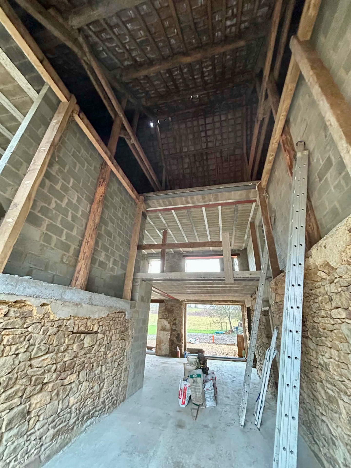 Intérieur d'une grange en cours de transformation en habitation