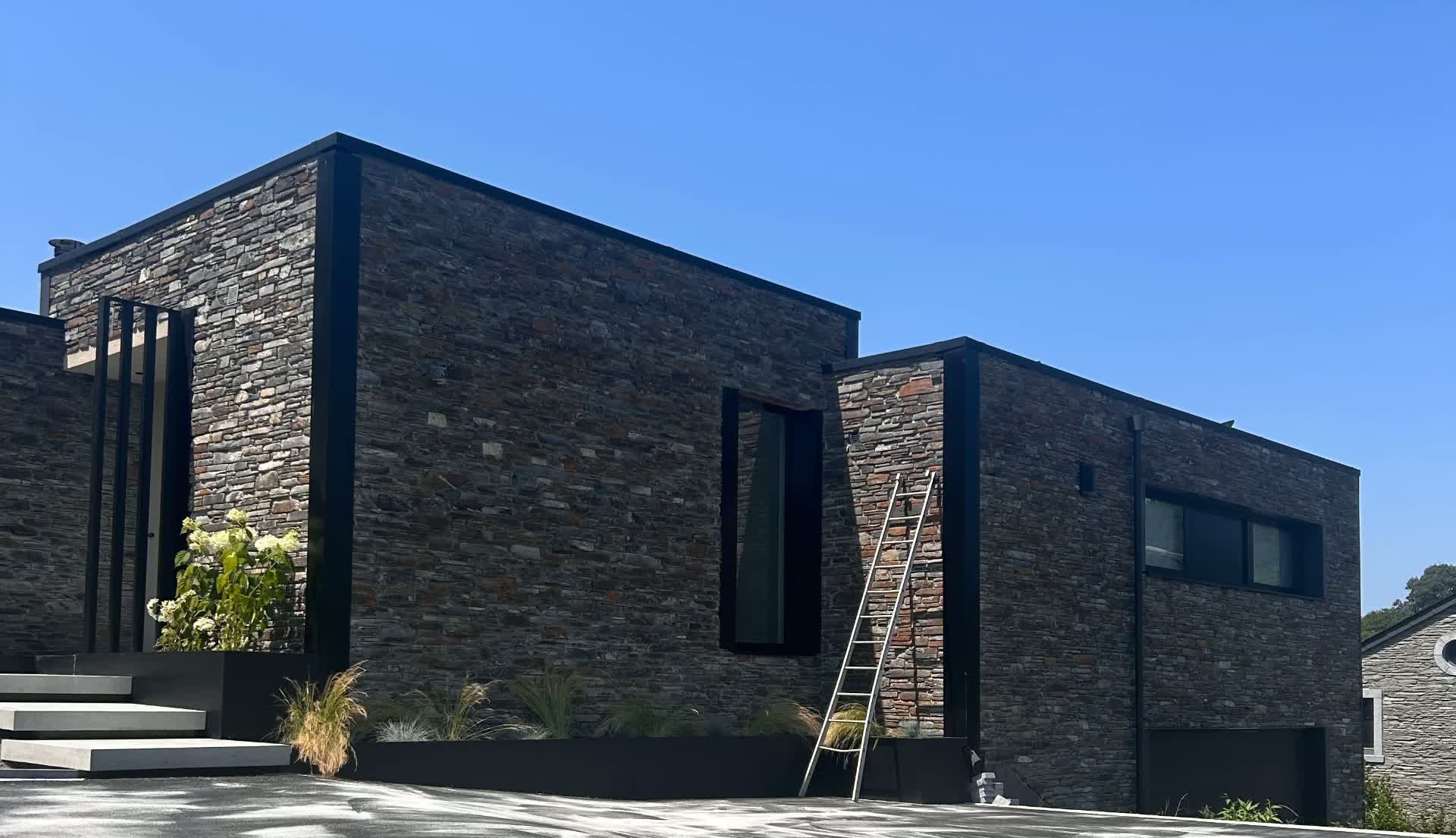 Façade contemporaine en pierre naturelle, réalisation SRL Lecuivre Construction